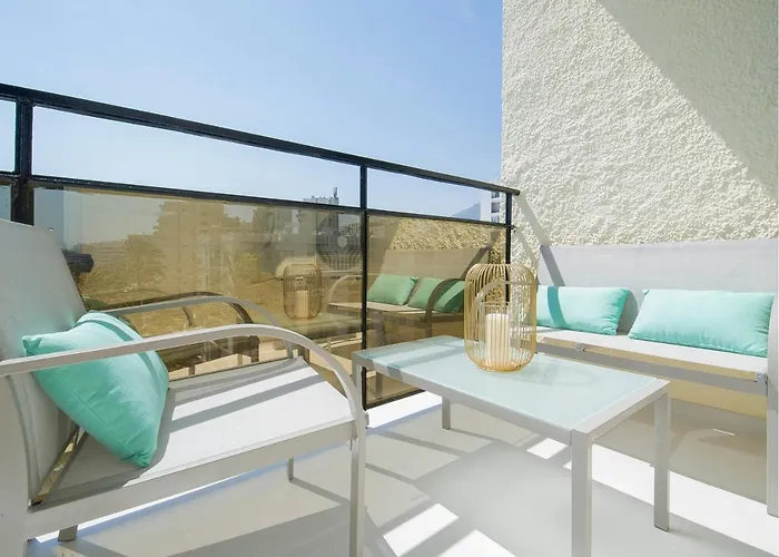 Frontal View With Spacious Balcony * ماربيا