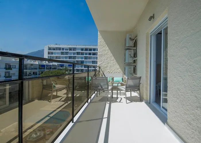 Frontal View With Spacious Balcony ماربيا