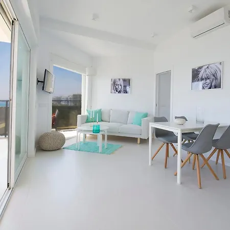 Appartement Frontal View With Spacious Balcony *