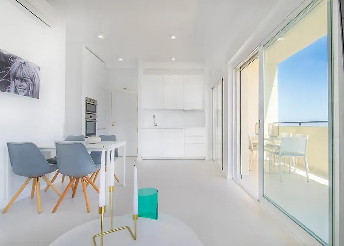 Apartament Frontal View With Spacious Balcony Marbella